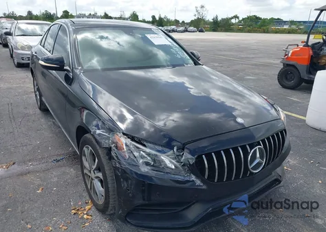 2015 Mercedes-Benz C 300 4Matic/Luxury 4Matic/Sport 4Matic z USA, uszkodzony, nr VIN 55SWF4KB5FU031879